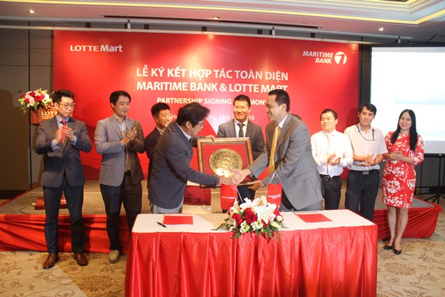 Ông Huỳnh Bữu Quang CEO Maritime Bank trao quà lưu niệm cho ông Hon Won Sik CEO LOTTE Mart